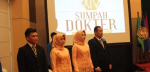 Read more about the article Sumpah Dokter Ke-14 Dekan FK Unimus Lantik 4 Dokter Baru