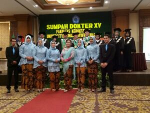 Read more about the article Sumpah Dokter ke-15 Dekan FK Unimus Lantik Dokter Baru