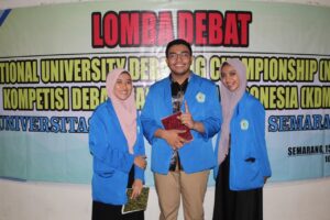 Read more about the article Mahasiswa FK Juara Lomba Debat Tingkat Universitas